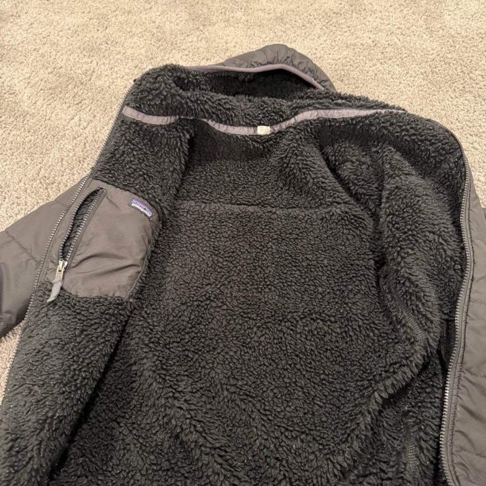 Like new kids size X-Large 14 Patagonia Kids Black Hooded Puffer Coat - Picture 3 of 4